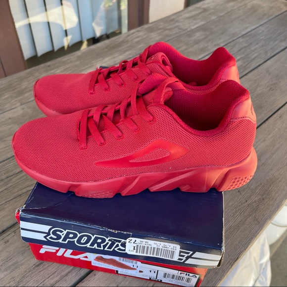 🎉7XHP🎉 Brand New Men’s Fila Red Sneakers - Picture 3 of 11